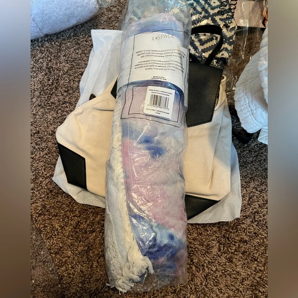 L Space Tie-dyed Beach Towel with Fringe. NEW